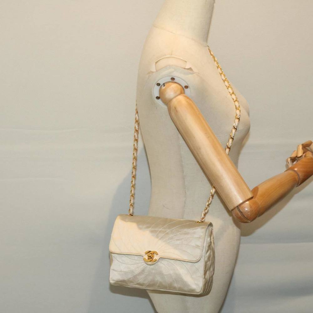 CHANEL Sac à Rabat Shoulder Bag - Picture 6 of 16
